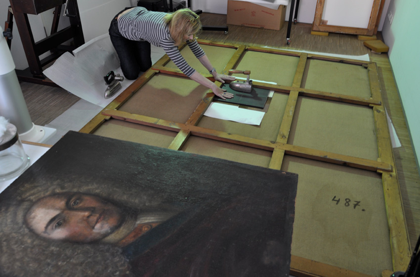 Annette Stams-Schmitt im Atelier mit Gemälde